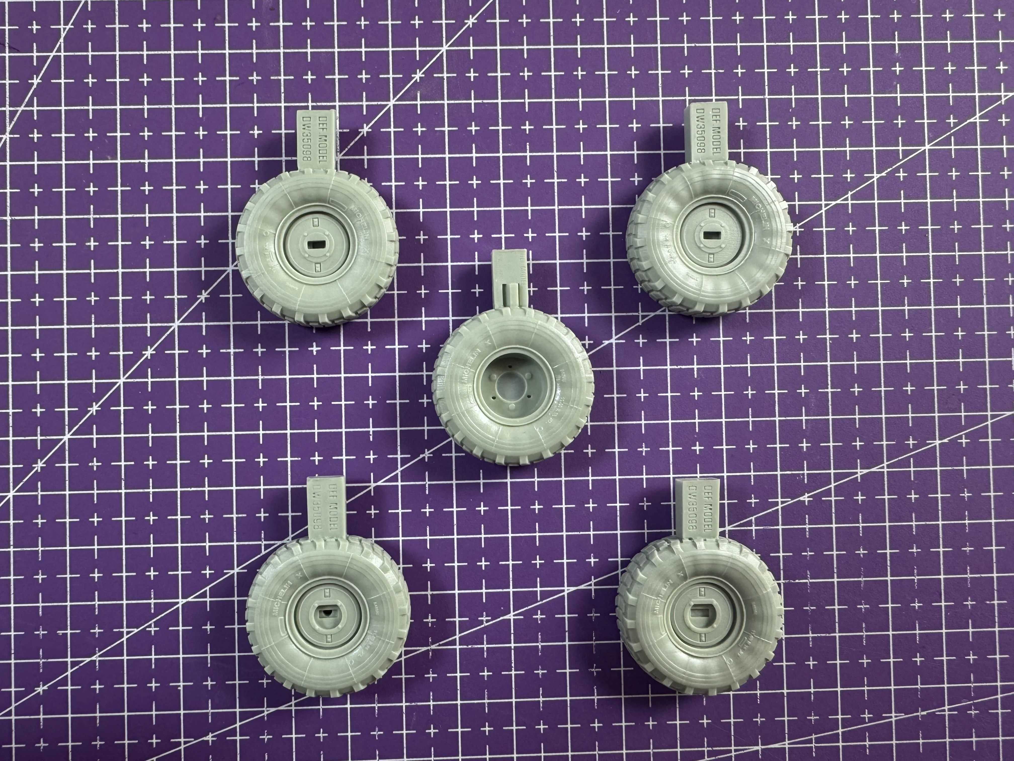 

Комплект для сборки модели из литой смолы 1/35, GK, модификация смоляных шин, неокрашенные, нужно собранно (AML-60/90)