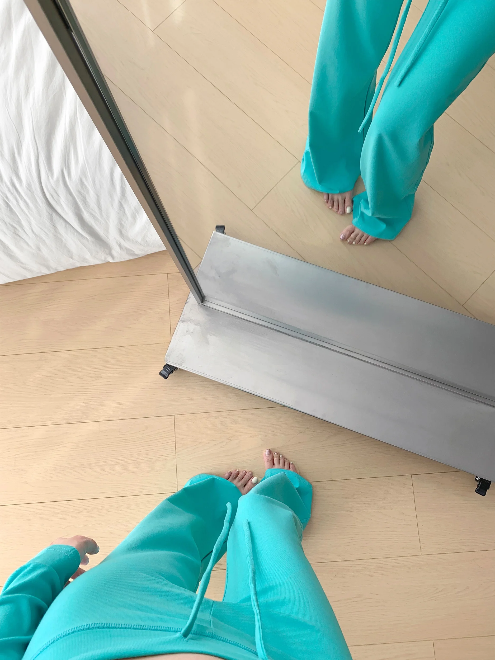 

Спортивный костюм Zhang Zi: топ с низкой талией и укороченными рукавами из хлопка светло-зеленого цвета, облегающий, и брюки с микро-клешем, моделирующие фигуру, повседневный комплект