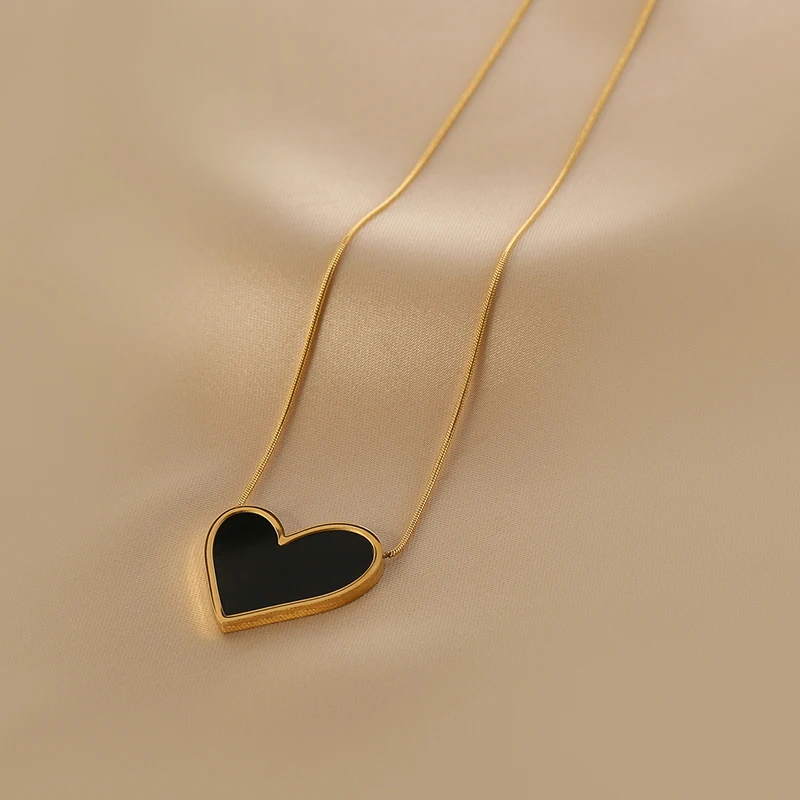 Stainless steel Black Heart Pendant Necklace For Women\'s 2023 New Collarbone Chain Minimalist Autumn and Winter Sweater Chain