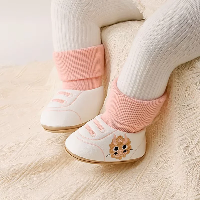 2024 طفل شتاء ربيع دافئ طويل جورب أحذية طفل بنين بنات الأولى مشوا 0-1Y الأطفال النعال التطريز عدم الانزلاق الأحذية