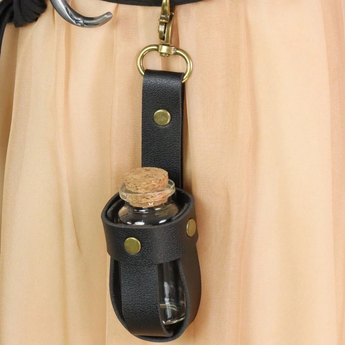 Mittelalterlicher PU-Leder Zaubertrankflaschenhalter mit Glasflaschen, Flaschen mit Stopfen zum Aufhängen am Gürtel, Ideal für LARP, Renaissance – Detail 5