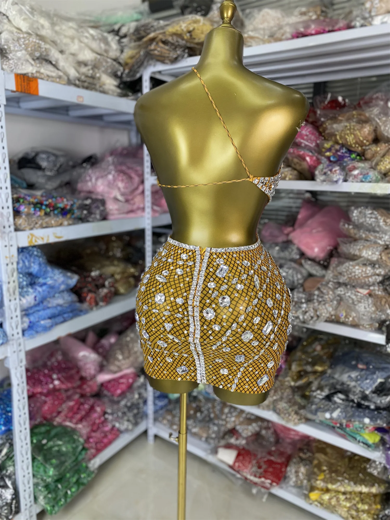 Minivestido ceñido de malla amarilla con estampado de diamantes de imitación brillantes para mujer, vestido Sexy para fiesta y Club nocturno, disfraces de rendimiento