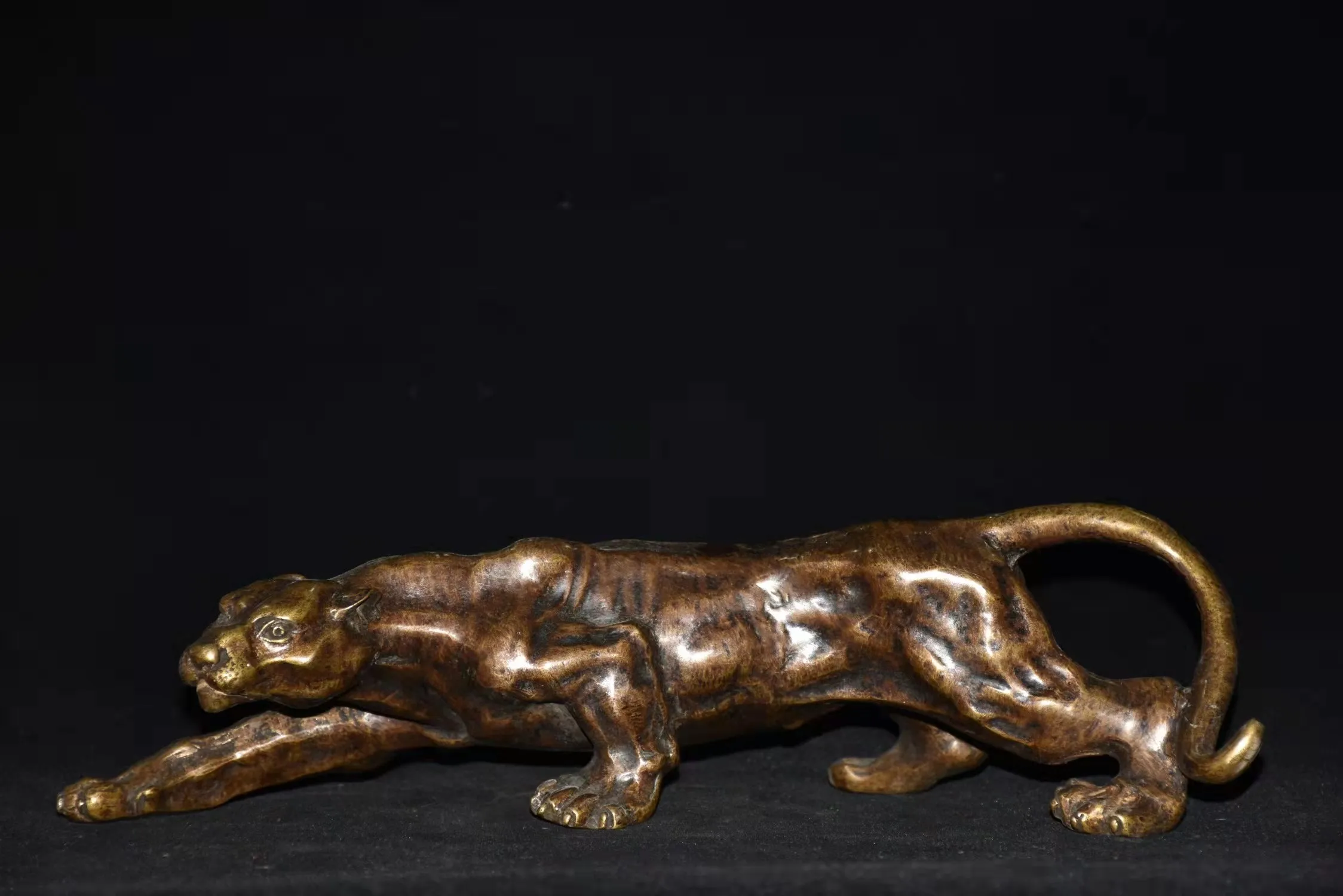 Decoration Old  copper preying on tigers statue，Free shipping