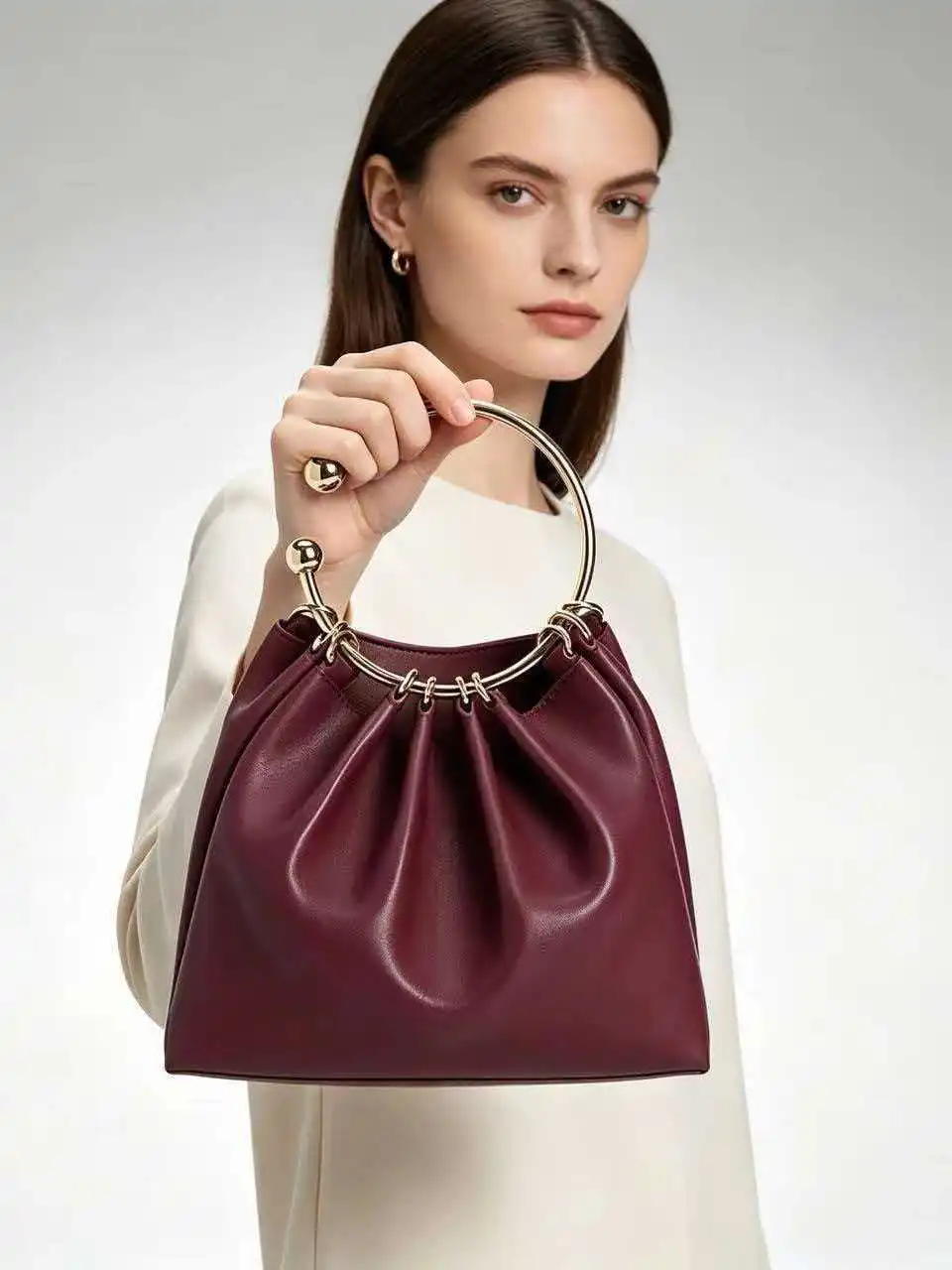 Fashionable Handbag Pleated Cloud Metal Round Ring Clutch Bag Elegant Handbag for Commuting And Evening Use