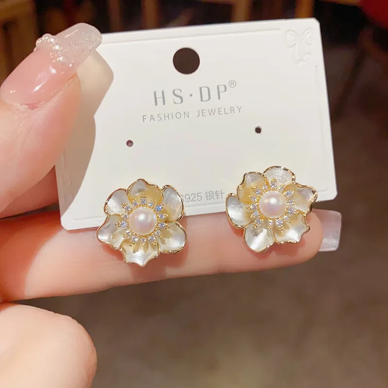 New High-end Elegant Temperament Pearl Zircon Flower Unique Design Sweet and Luxurious Earrings for Women.