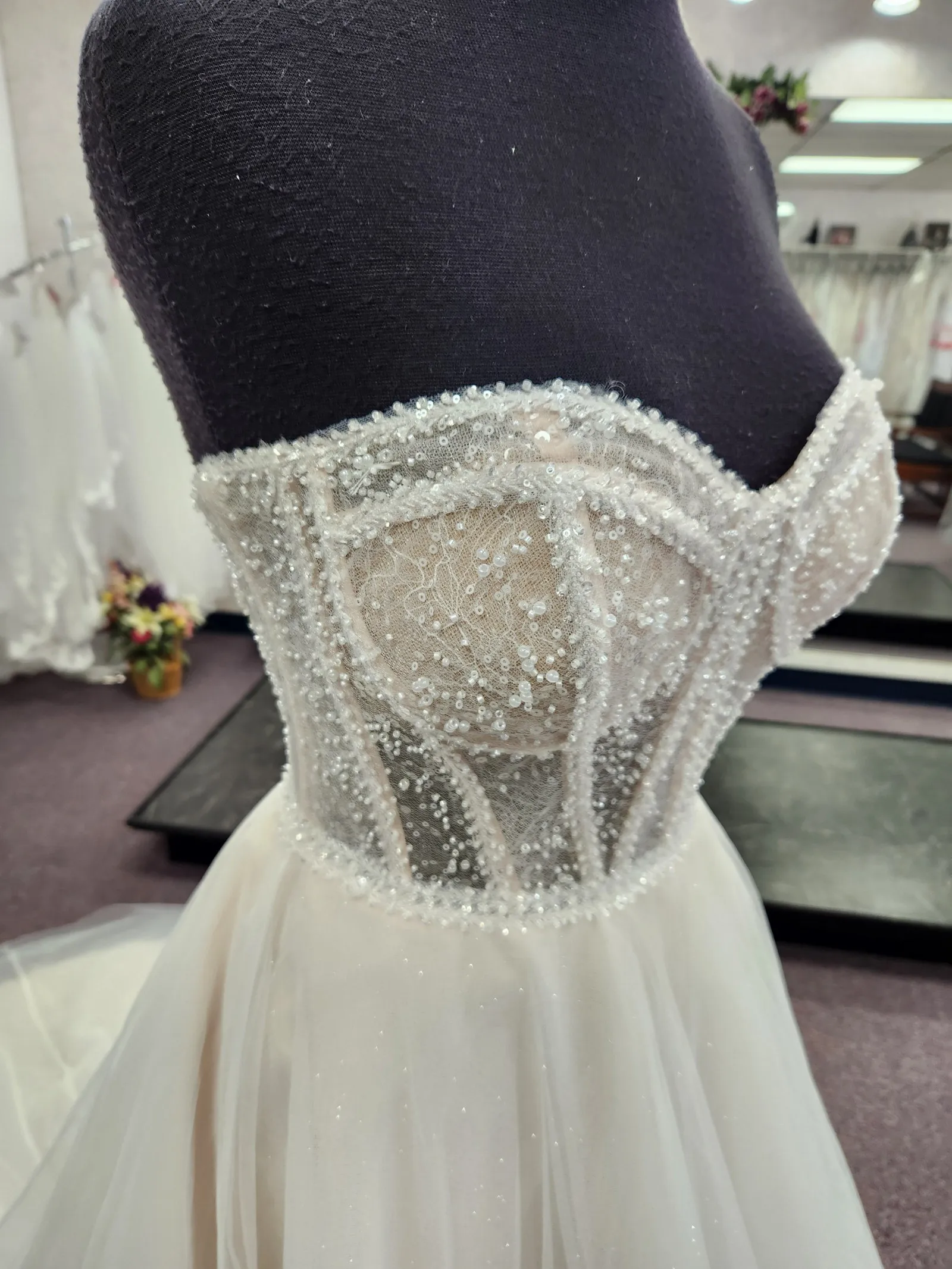 Trägerloses Brautkleid mit herzförmigem Ausschnitt, Korsett, Perlenbesatz, transparentem Oberteil, glitzerndem Tüll und A-Linien-Schnitt, nach Maß gefertigt. – Detail 7