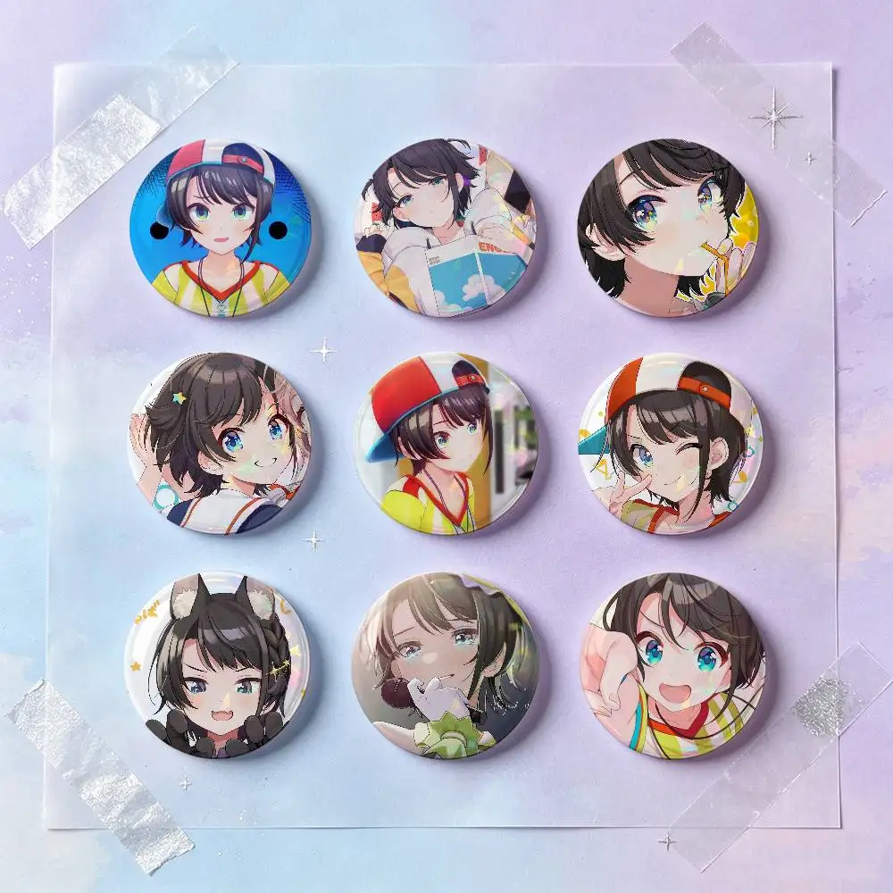 Subaru Oozora Anime-Figur Abzeichen Knopf Runde Kreative Anstecknadel Brosche Taschendekoration Zubehör für Fans Sammler Freunde Geschenke