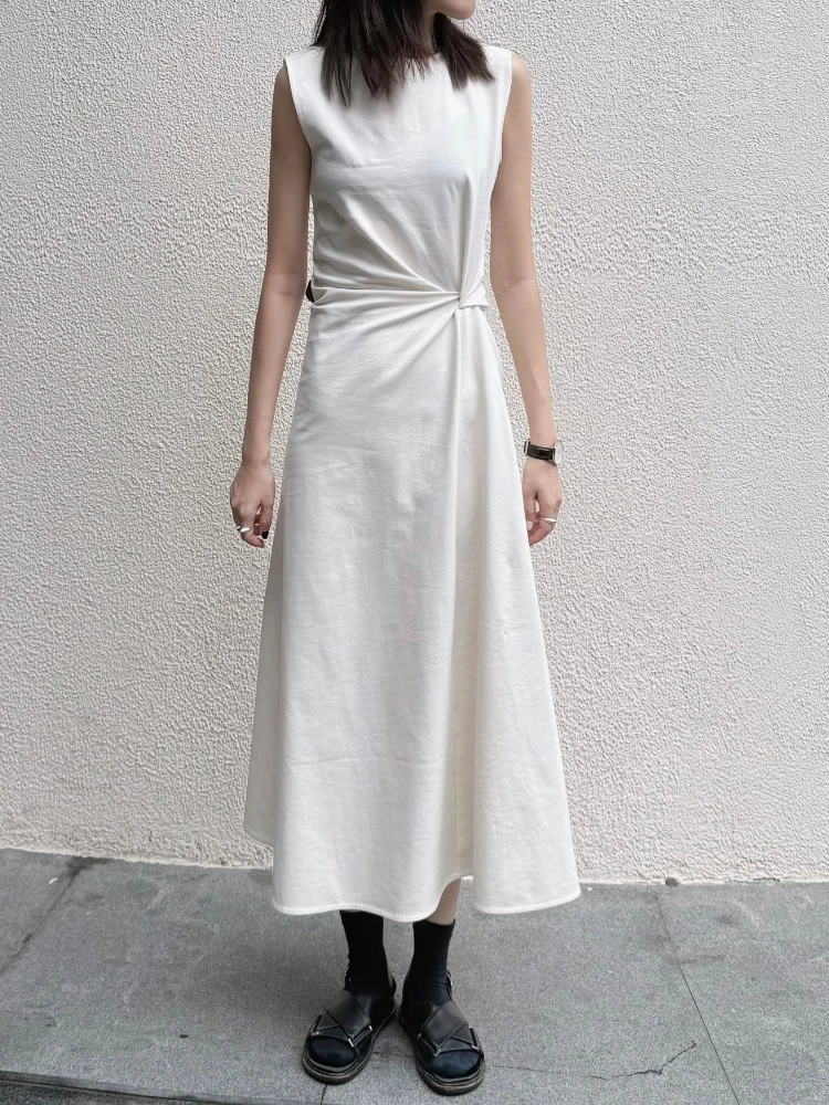 

Женское платье миди без рукавов с закрученными деталями — минималистичное летнее платье трапециевидной формы с завязками по бокам