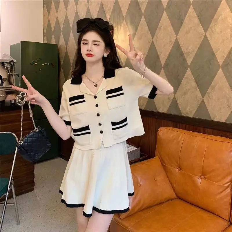 

Повседневный милый летний комплект из двух предметов: свободный топ с коротким рукавом и V-образным вырезом, плиссированная мини-юбка с высокой талией для женщин