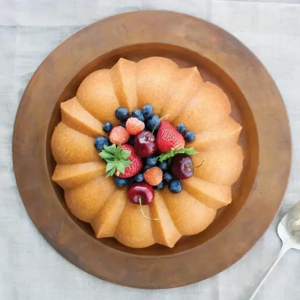 

12 Cup Nonstick Cast Aluminum Bundt Cake Pan, suitable for making cakes for various festivals