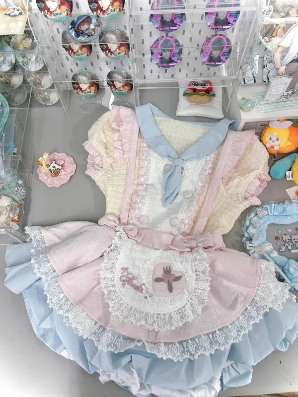 

Комплект из двух предметов: топ с пышными рукавами и пышная юбка, с круглым вырезом, на одной пуговице, в стиле принцесс.