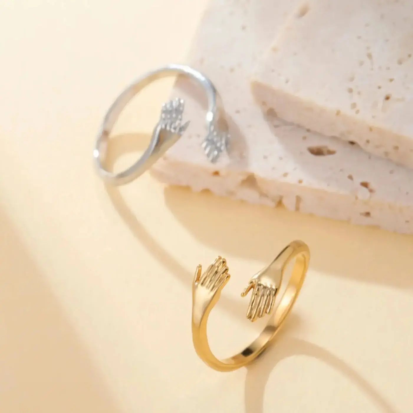 COOLTIME رومانسية هندسية عناق اليد الدائري للنساء الفولاذ المقاوم للصدأ الإبداعية حلقة مفتوحة قابل للتعديل مجوهرات الزفاف هدية 2025 جديد #2