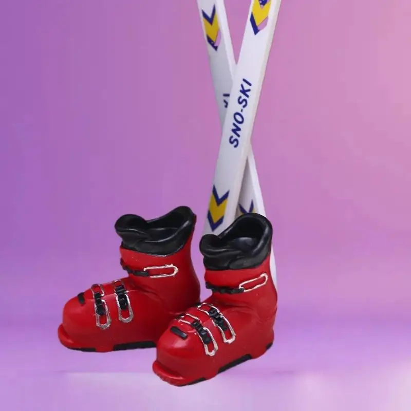 Escena de esquí de invierno en miniatura, decoración para casa de muñecas con patines de hielo a escala 1:12 y gorros de esquí