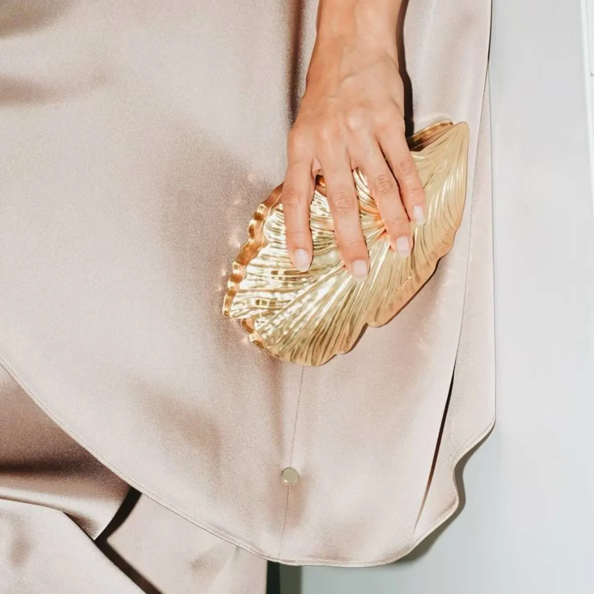 Luxury Golden Fashion Acrylic Leaf Metal Box Handbag Elegant Dinner Party Clutch Crossbody Bag for Young Women Casual Scenarios