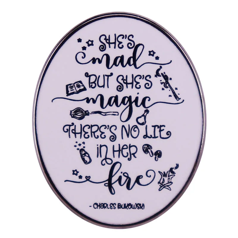 1 unidad Broche con cita de Bukowski: "Ella está loca pero es mágica", con diseño de bruja, color morado y negro, para mochilas, chaquetas, regalo de joyería para amantes de los libros