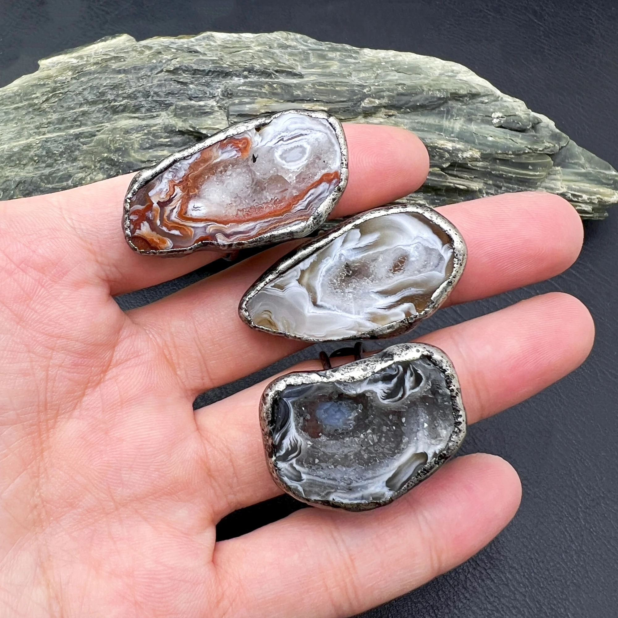 

10 шт. нерегулярные большие винтажные кольца из натурального ботсванского кружева с агатами и жеодом MY251008