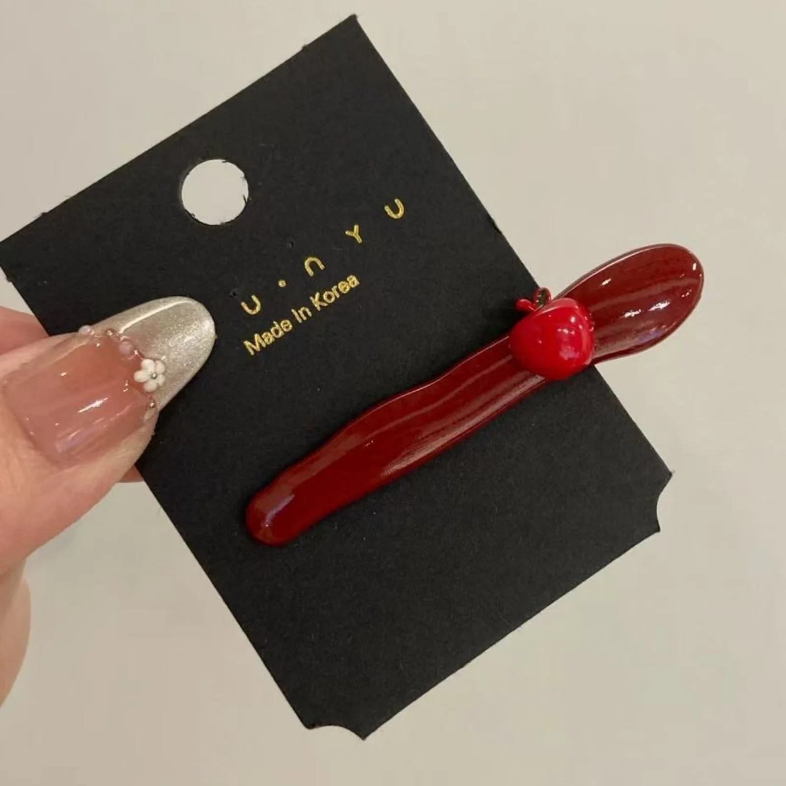 2-teiliges rotes Apfel-Haarspangen-Set, niedliche Haarnadeln mit Fruchtmotiv, glänzendes rotes Haar-Accessoire für Frauen, bezaubernde modische Haardekoration – Detail 2