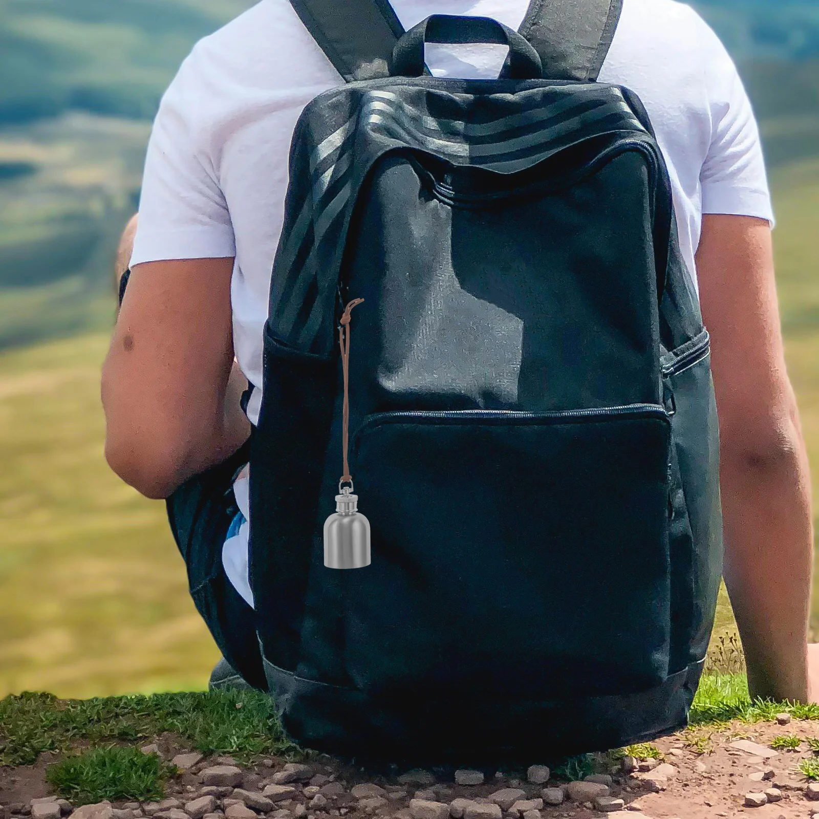 

Stainless Steel Oil Barrel Flask Pendant Oval Mini Liquor Flask Keychain Portable Container For Men Gifts