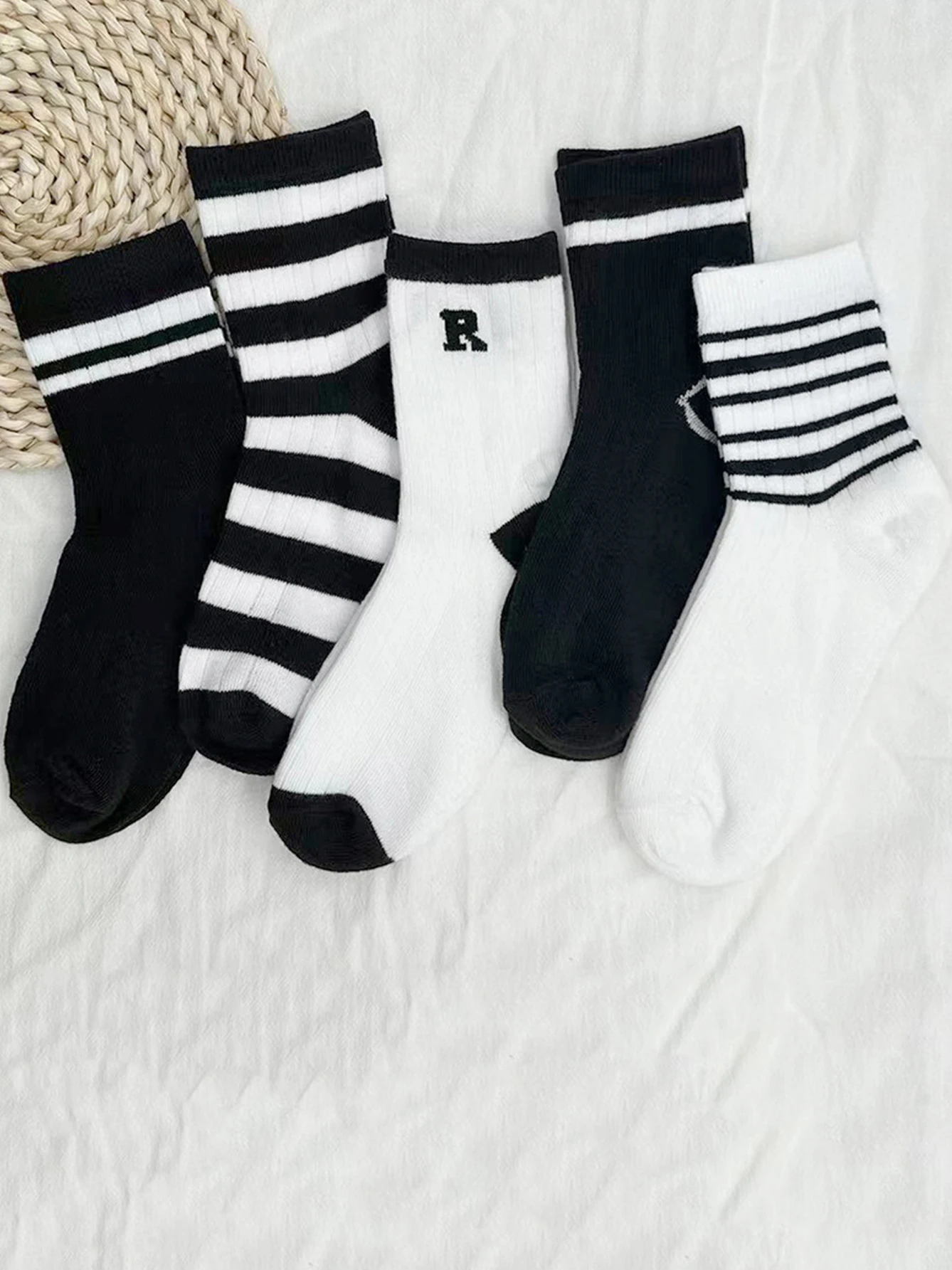 

5 Pairs Of Women's Black And White Striped Socks Set Minimalist Style Women's Sports Socks Socks