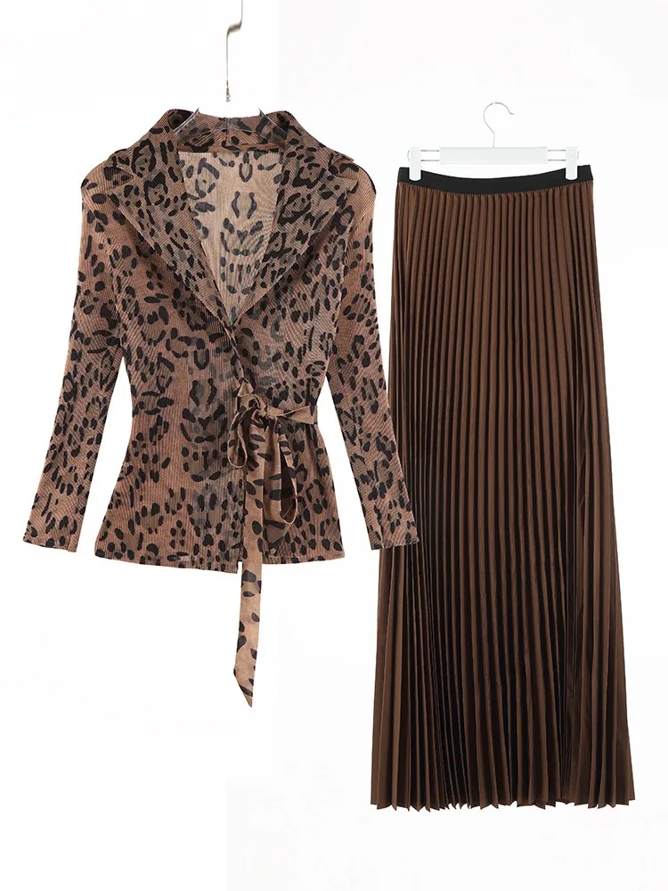 Miyake-Conjunto de traje plisado con estampado de leopardo para mujer, Top de manga larga con lazo, media falda larga de cintura alta, conjunto de dos piezas, novedad de 2025