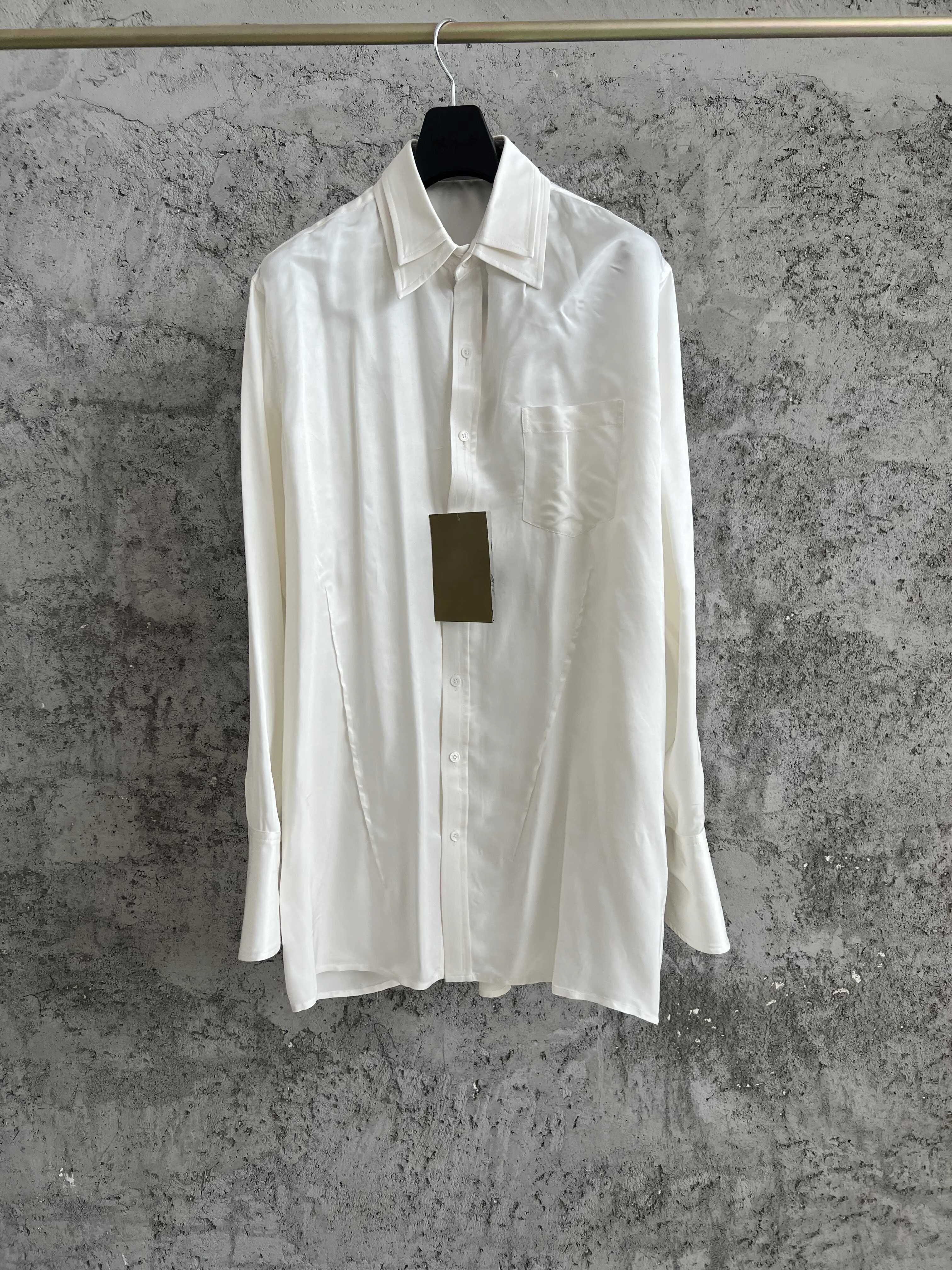 This shirt features a cellulose collar design, hidden buttons on the cuffs, a double-collar shirt, and single-breasted long-slee