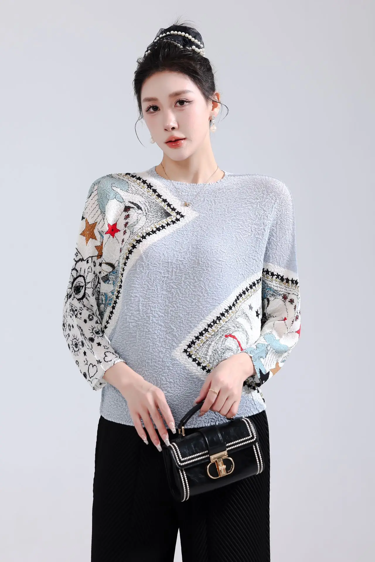 مياكي مطوي الأعلى للنساء 2025 خريف جديد جولة الرقبة طويلة الأكمام المطبوعة الإسفنج مطوي عارضة تنوعا تي شيرت البلوز