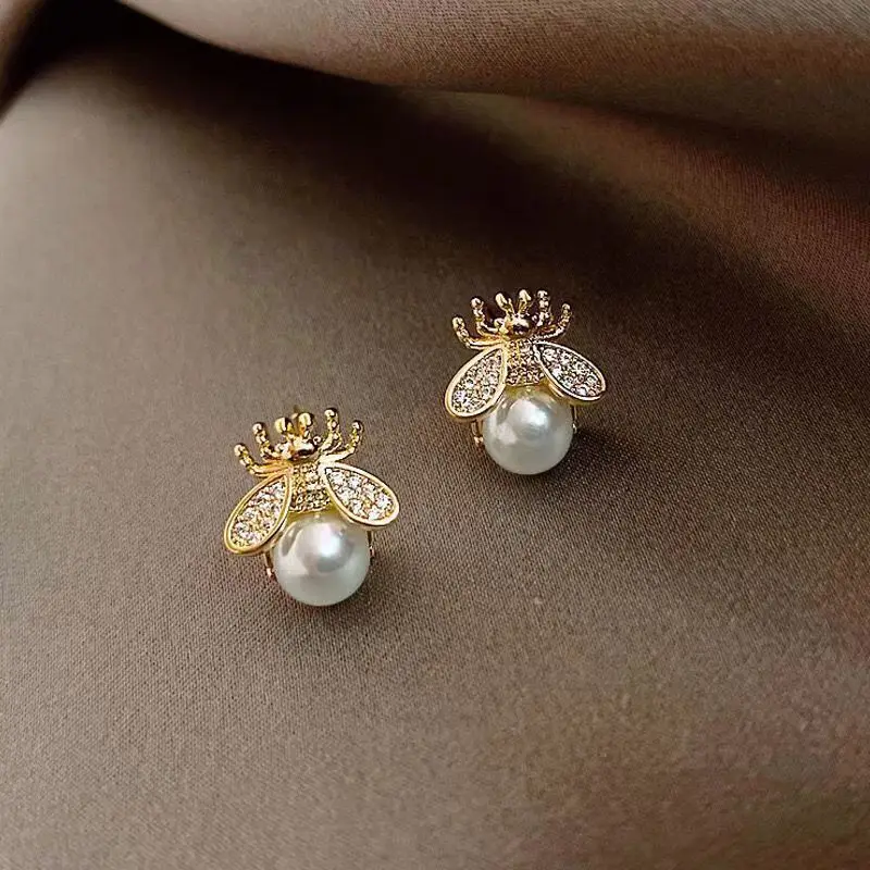 Cute and Compact Bee Pearl Stud Earrings s925 Silver Needle Girls Lady Party Daily Wearing Fashion Jewelry