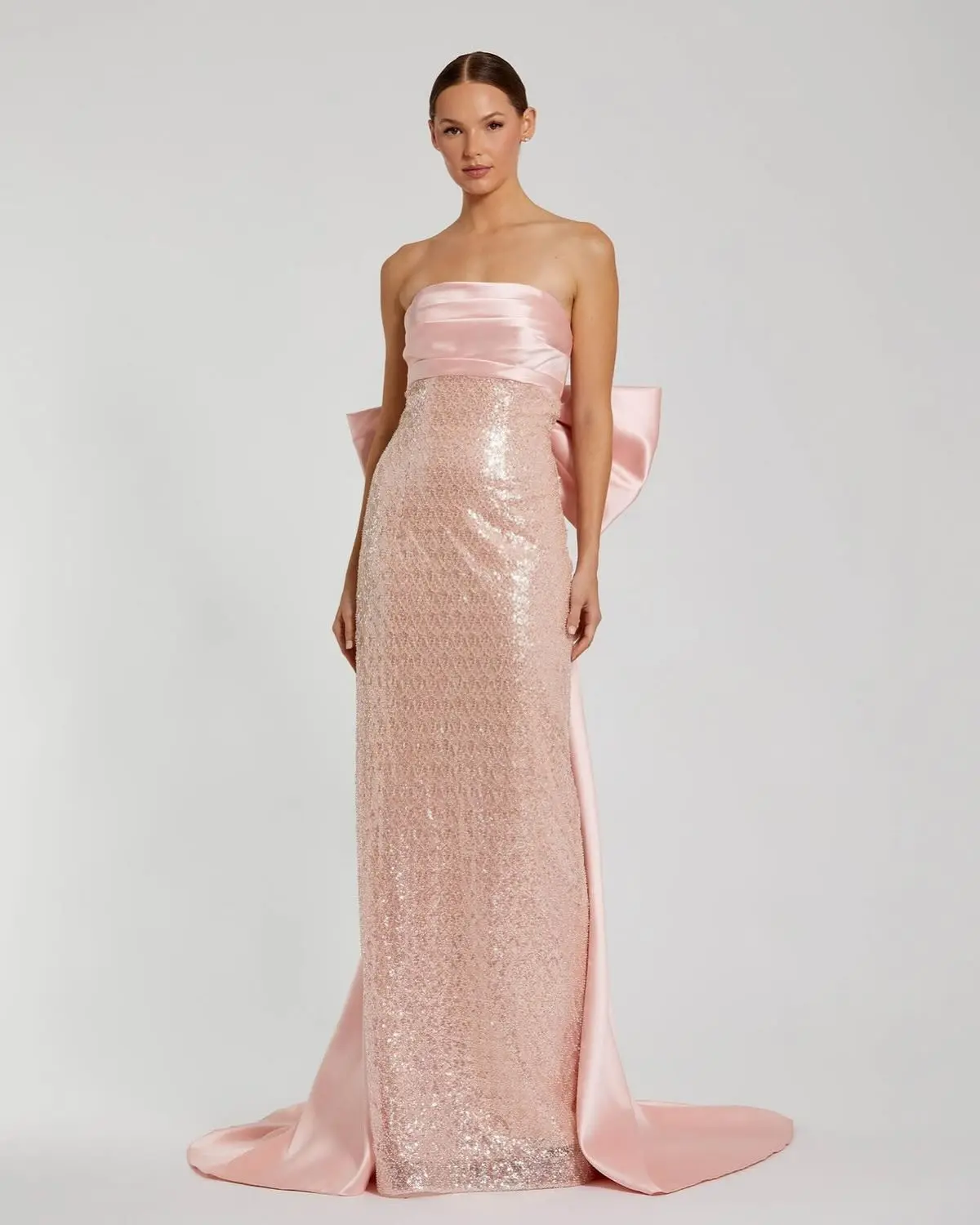 Meetlove Strapless สีชมพูซาตินเลื่อมชุดชื่อเสียงที่กําหนดเอง Sheath ความยาวชั้นที่ถอดออกได้รถไฟโบว์ Quinceanera ชุด