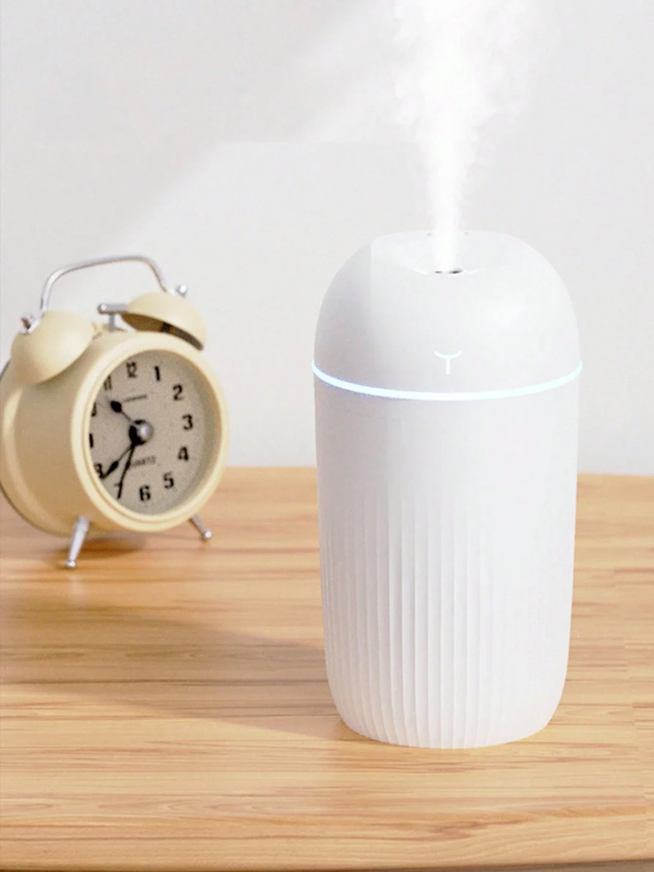 Portable Cup Spray Humidifier, 420ml White, Single Spray Aromatic Essential Oil Diffuser for Automotive. USB Air Humidifiers.