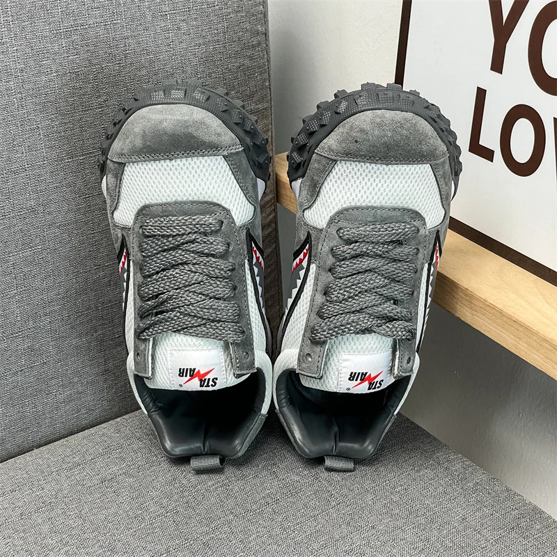 

The new street sports running shoes combine lightweight and comfortable foot feel with trendy and versatile design, suitable for