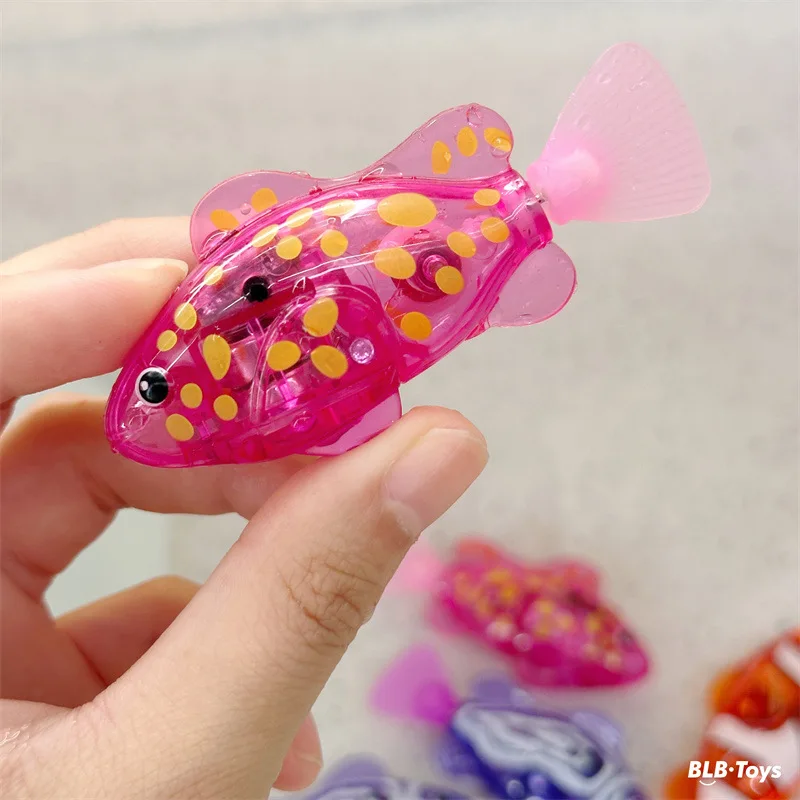 لعبة تفاعلية لحوض الاستحمام بمستشعر الضوء الإلكتروني للأطفال يمكنها السباحة ويحاكي سمكة الحيوانات الأليفة الملونة كهدية للعطلات