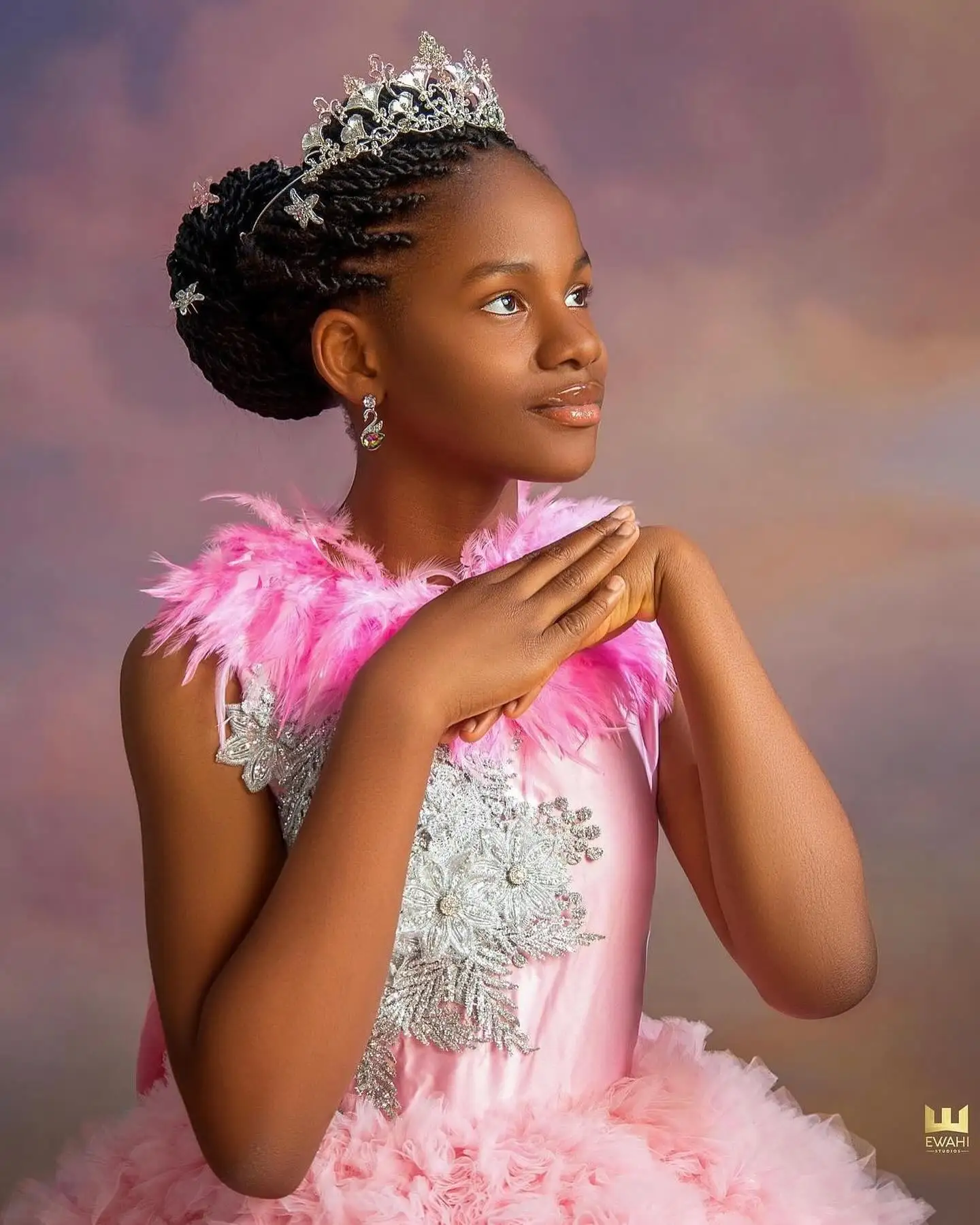 Vestido de festa de aniversário de meninas de penas de luxo em camadas babados gola alta arco vestidos de menina de flor para casamento crianças vestido de baile personalizado