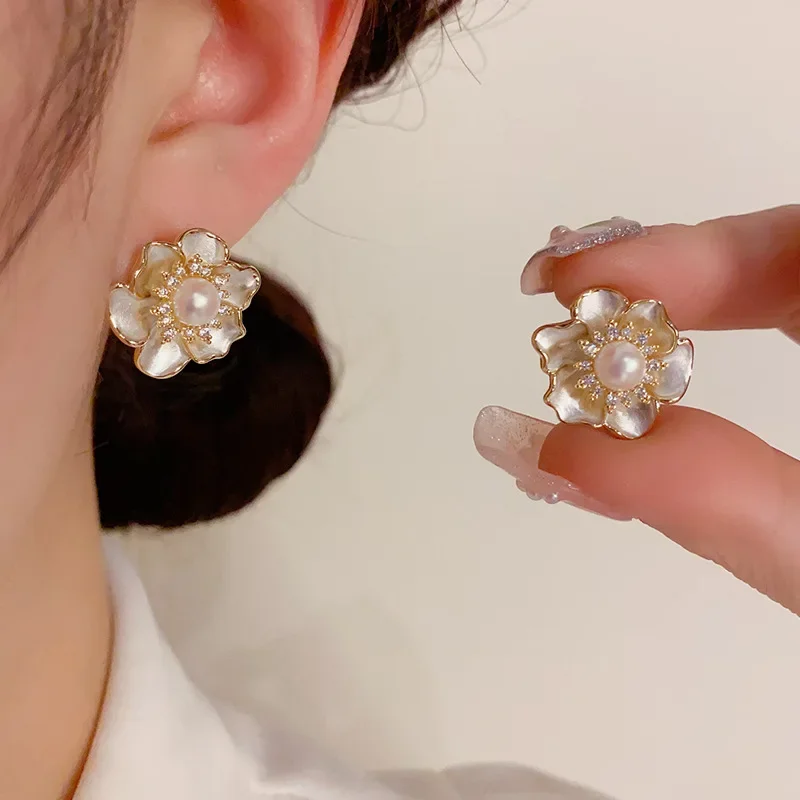 New High-end Elegant Temperament Pearl Zircon Flower Unique Design Sweet and Luxurious Earrings for Women.