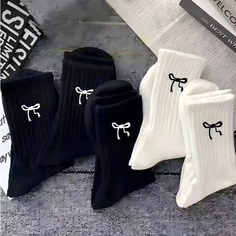 5 pairs of breathable black and white socks for spring and autumn, versatile bow tie women's mid tube stacking socks