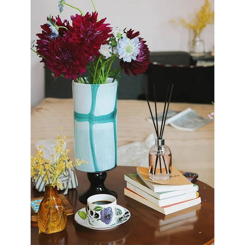 Blumenarrangement mit Kunstornament