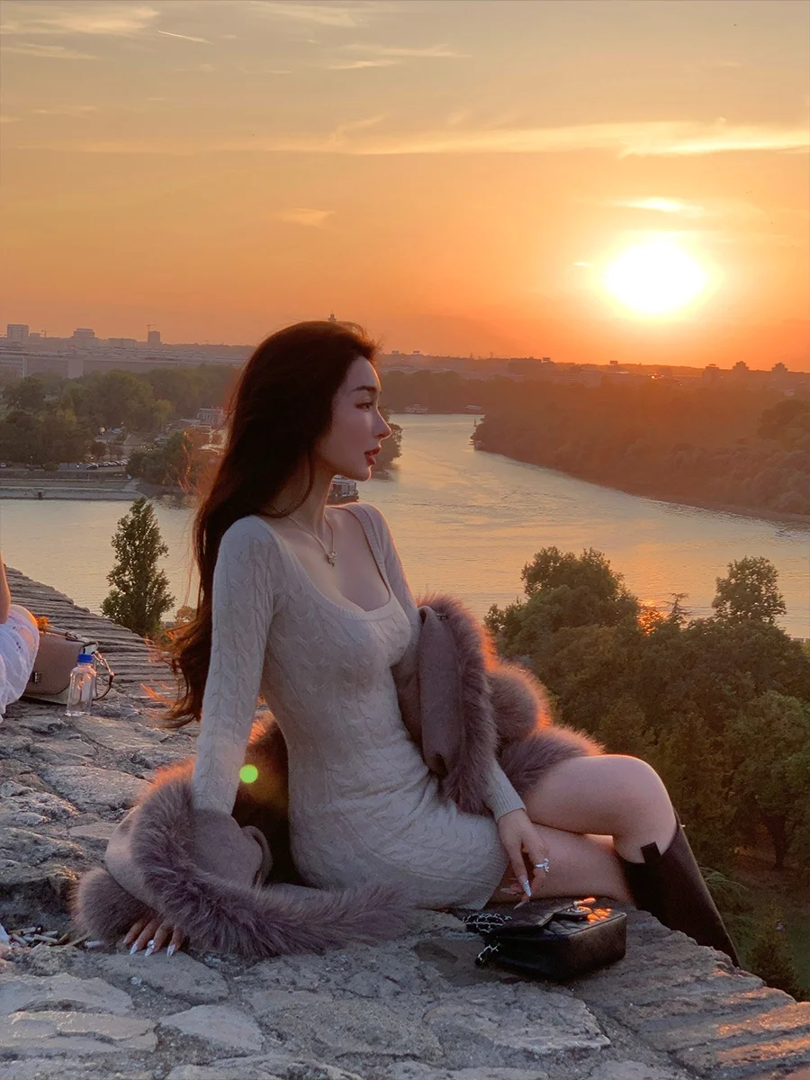 Robe en laine Achi à col carré blanc tricoté pour femme, style rétro, coupe ajustée, manches longues, jupe torsadée à la hanche, élégante et simple