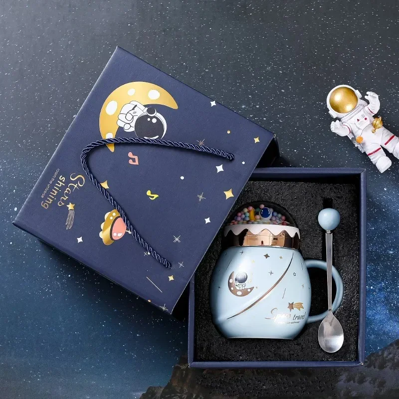 כוס קפה אסטרונאוט קרמית עם כפית וכיסוי בקופסא