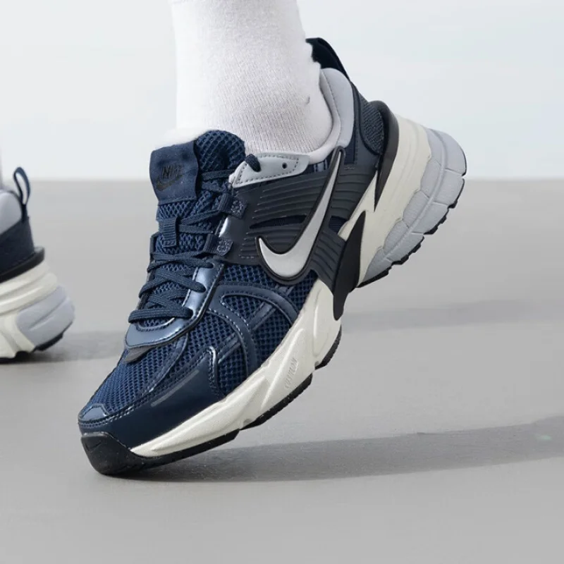 حذاء الجري Nike خفيف الوزن ومريح للرجال لملابس الشارع، حذاء جري رياضي جديد مقاوم للاهتراء على طراز الشارع V2K Run، حذاء رياضي كاجوال عصري على طراز الألفية، موديل جديد موصى به Hj4497-400 #4