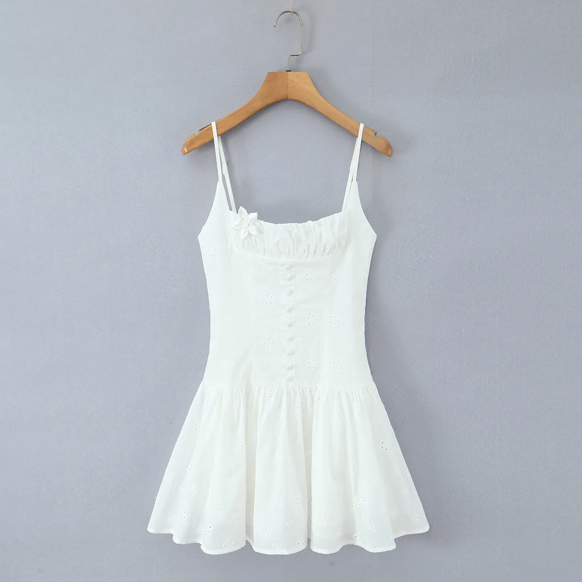 

Женское платье-сарафан во французском стиле, приталенное, с вышивкой, на пуговицах, с цветочным узором, подчеркивающее талию. 4L1O