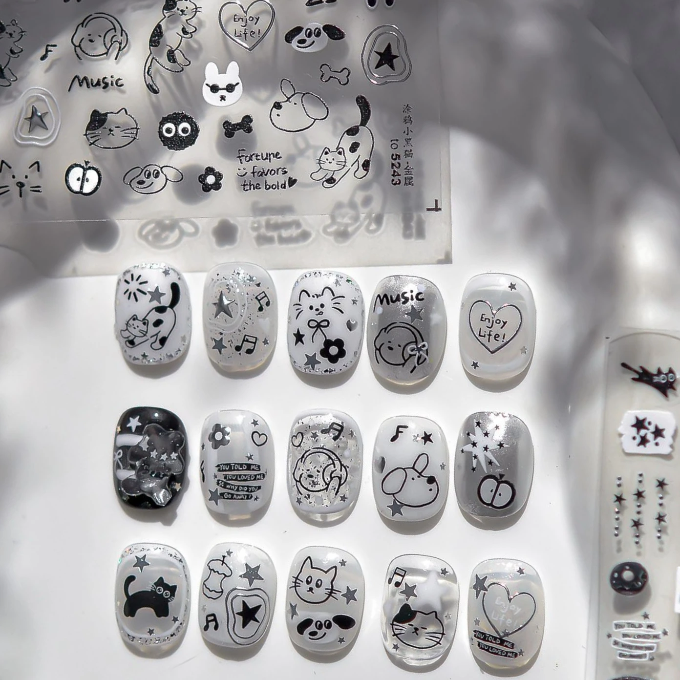 Argento Graffiti Lava Gatto nero Gattino Orso Bowknot Stelle Musica Linea di mele Cane Coniglio Lettera Occhi Osso Adesivi per nail art Decalcomanie