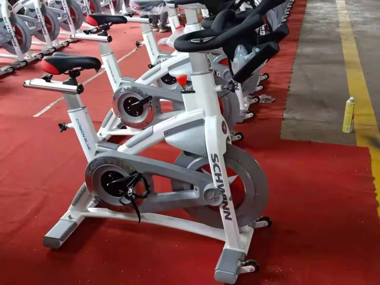 Commercial Cardio Fitness Equipment White Aluminum Direct-contact Resistance Exercise Spining Bike 18KGS Flywheel Adjustable