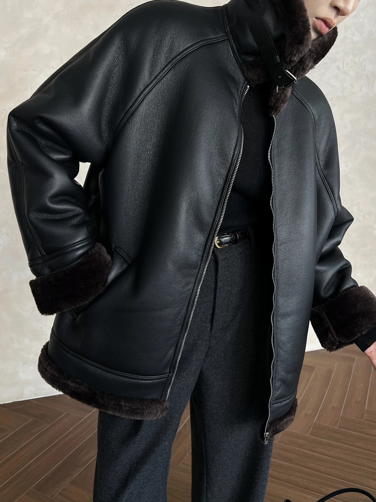 ARETEAK เสื้อแจ็คเก็ตหนังผู้หญิงสไตล์เรโทรแฟชั่น คอตั้งเรียบง่าย แบบมอเตอร์ไซค์  บุขนสัตว์  โค้ทสั้น  ใยโพลีเอสเตอร์