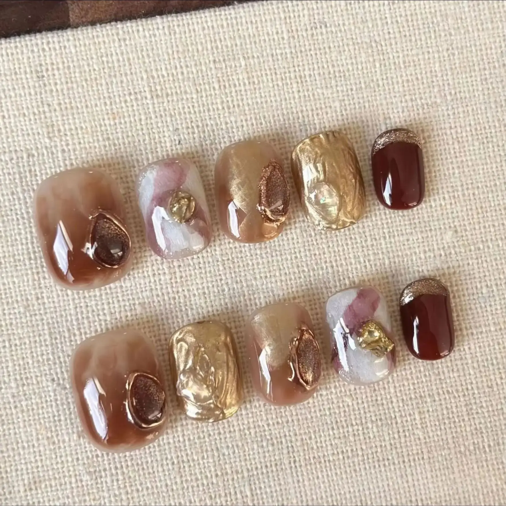 เล็บปลอมลายตาแมวสีน้ำตาลอำพัน 10 ชิ้น น่ารัก ลายตาราง กดติดง่าย ประดับกลิตเตอร์สีทอง เล็บสั้นทรงเหลี่ยม สำหรับตกแต่งเล็บ ฤดูใบไม้ร่วง