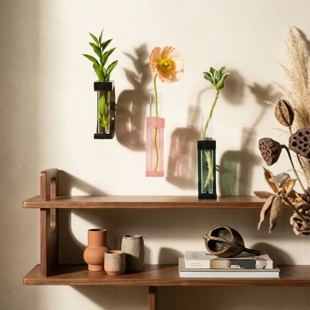 Automotive Air Vent Flower Vase with Secure Vent Clip and Leak-Resistant Water Cultivation System for In-Car Aromatherapy