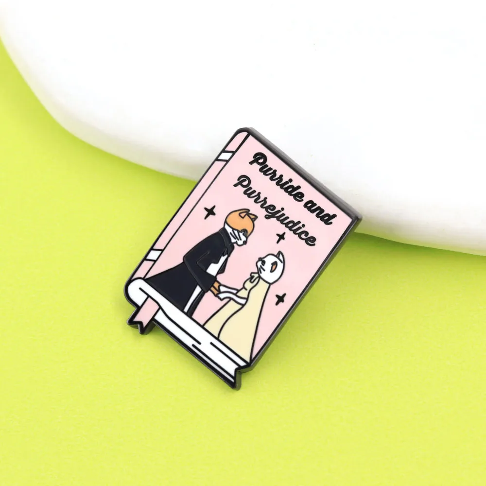 Niedliche rosa Buch-Emaille-Pin, lustige Katze, romantische Geschichtenbuch-Brosche, Jane Austen Buchliebhaber-Abzeichen, Literatur-Schmuckgeschenk für Katzenmütter – Detail 9