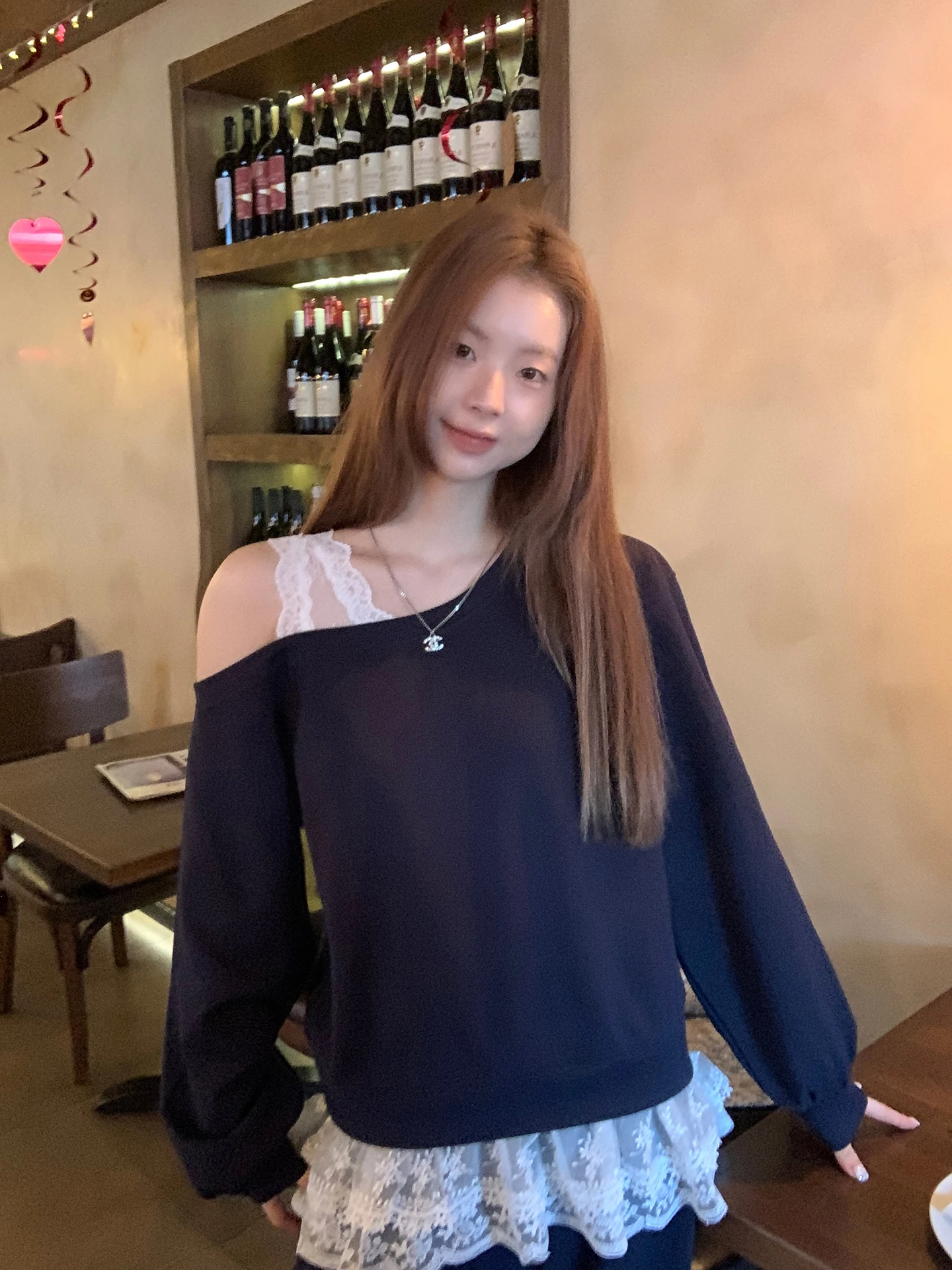 เสื้อสเวตเตอร์สีแดงแบบเซเลบริตี้ รุ่นใหม่สำหรับผู้หญิง ปี 2025 ต้นฤดูใบไม้ร่วง แต่งลูกไม้สไตล์อเมริกัน ดีไซน์ปลอมแบบสองชิ้น โชว์ไหล่