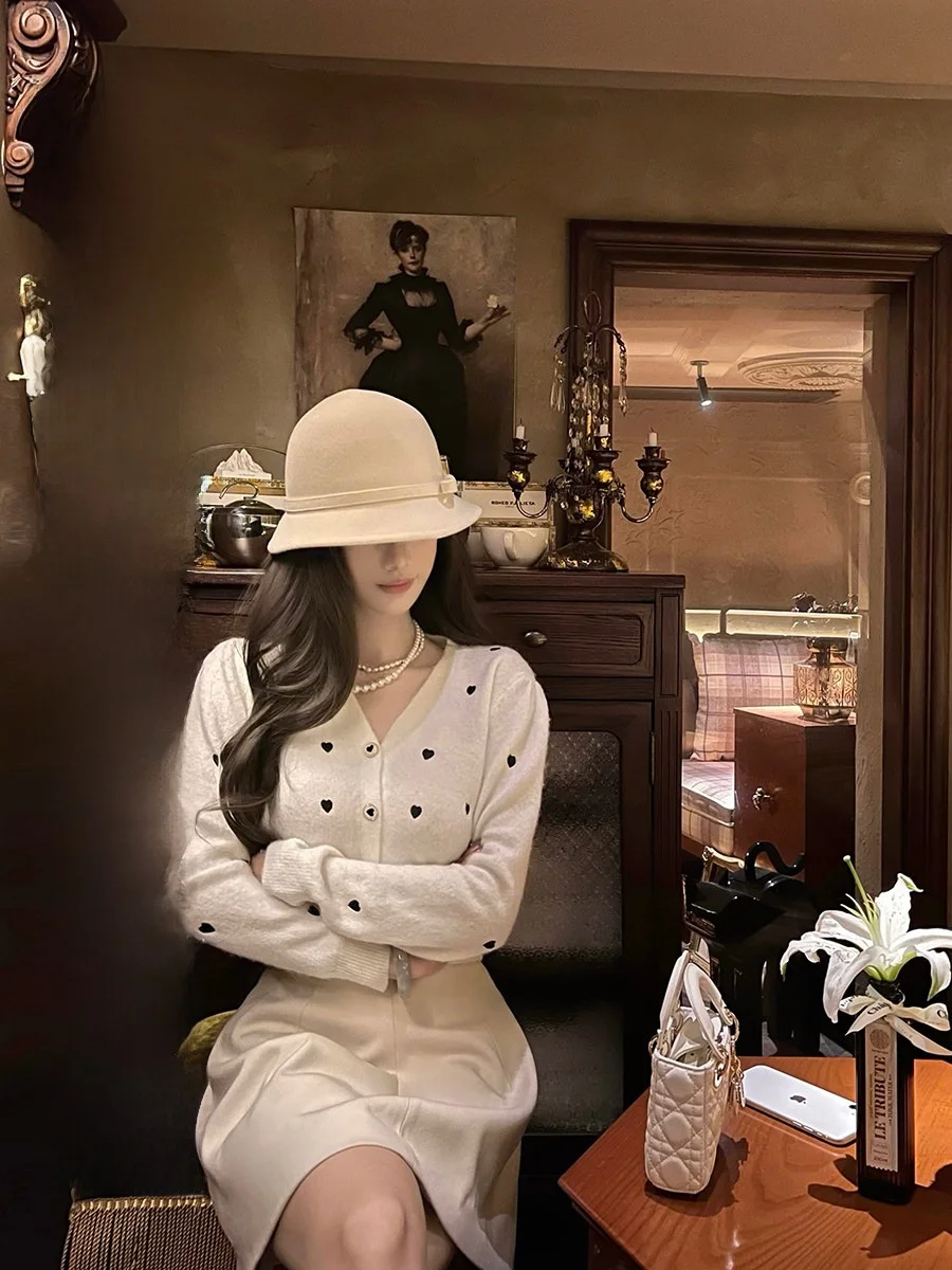 

CCZEE Embroidered Heart V-Ne Knitted Sweater Women's Winter Slimming Open Cardigan Top High-End Feeling Long Sve Crew Ne