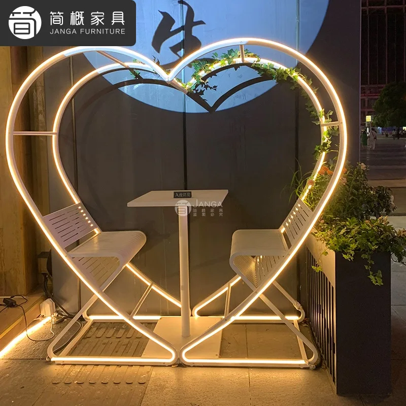 Scenic clock in couple wedding ornaments love card seat Internet celebrity bed and breakfast tables and chairs