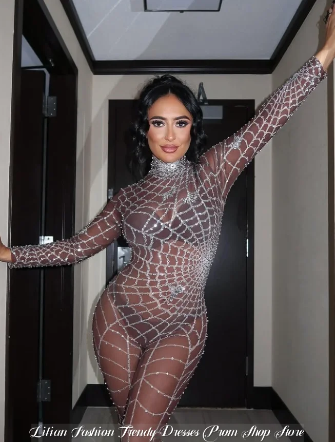 Robe de soirée transparente sexy personnalisée Glamour Crystal Appliqué Robe de cocktail entièrement ornée Accents de toile d'araignée Occasion spéciale