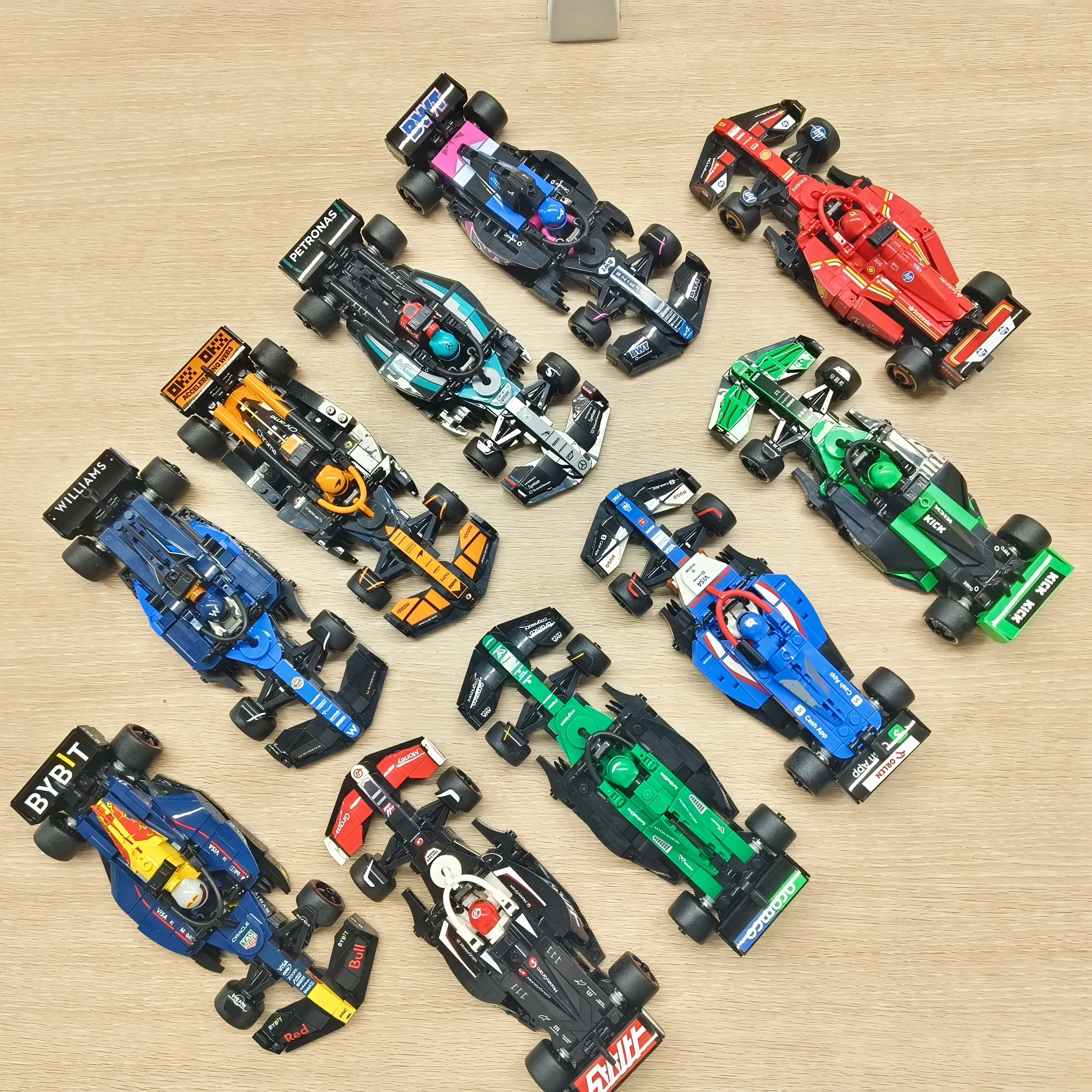 2601 قطعة متوفرة 77242-77251 مكعبات بناء سيارة فائقة السرعة F1، 10 ألعاب، ديكور منزلي، هدية عيد الميلاد 2025 موديل جديد